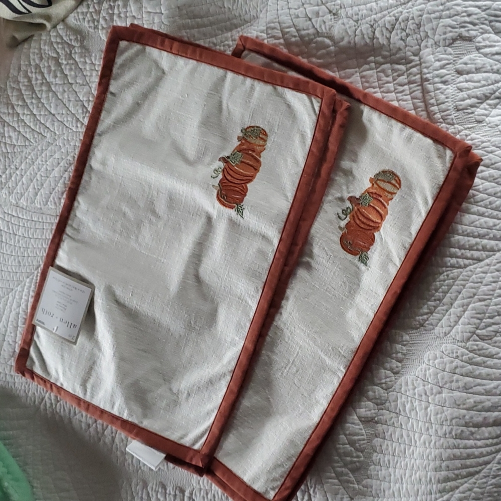 Allen and roth table runner & place mats